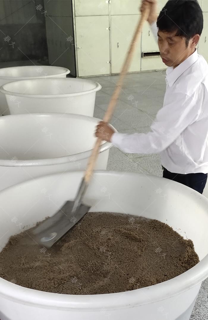 4.1蔣總現場教李總做紅薯渣酒