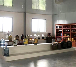 引進做酒設備開酒坊，信心滿滿打造特色餐館