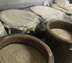 致富新模式：白酒釀酒設(shè)備釀酒，酒糟喂雞，多重收益