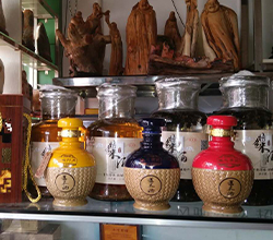 用雅大大型釀酒設(shè)備做薏米酒，“釀”出村民致富路