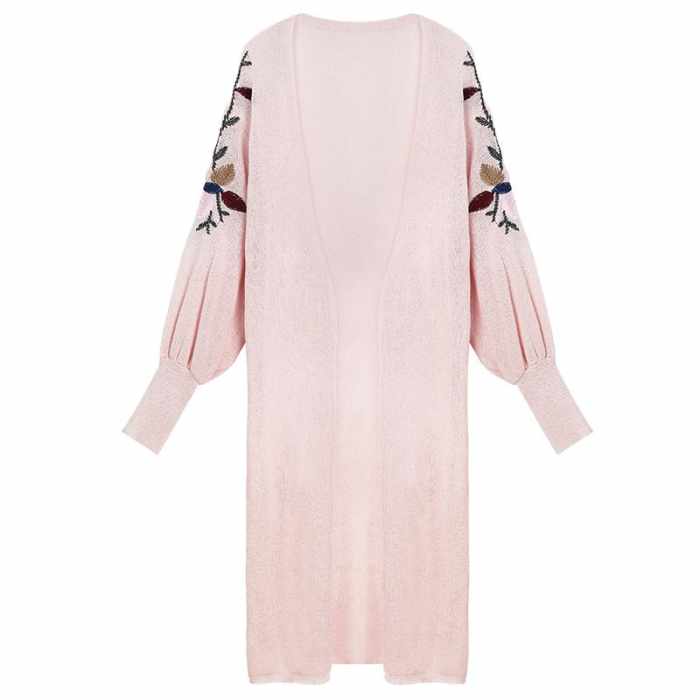 服飾的華彩詩(shī)篇 色彩、刺繡與皮革的交織之美